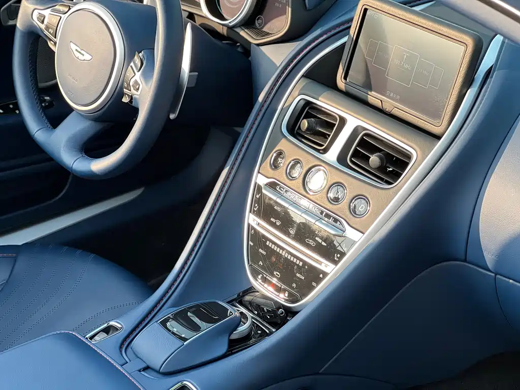 Aston Martin DB11 2020 — фото 13