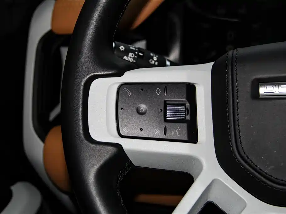 Land Rover Defender 2023 — фото 28