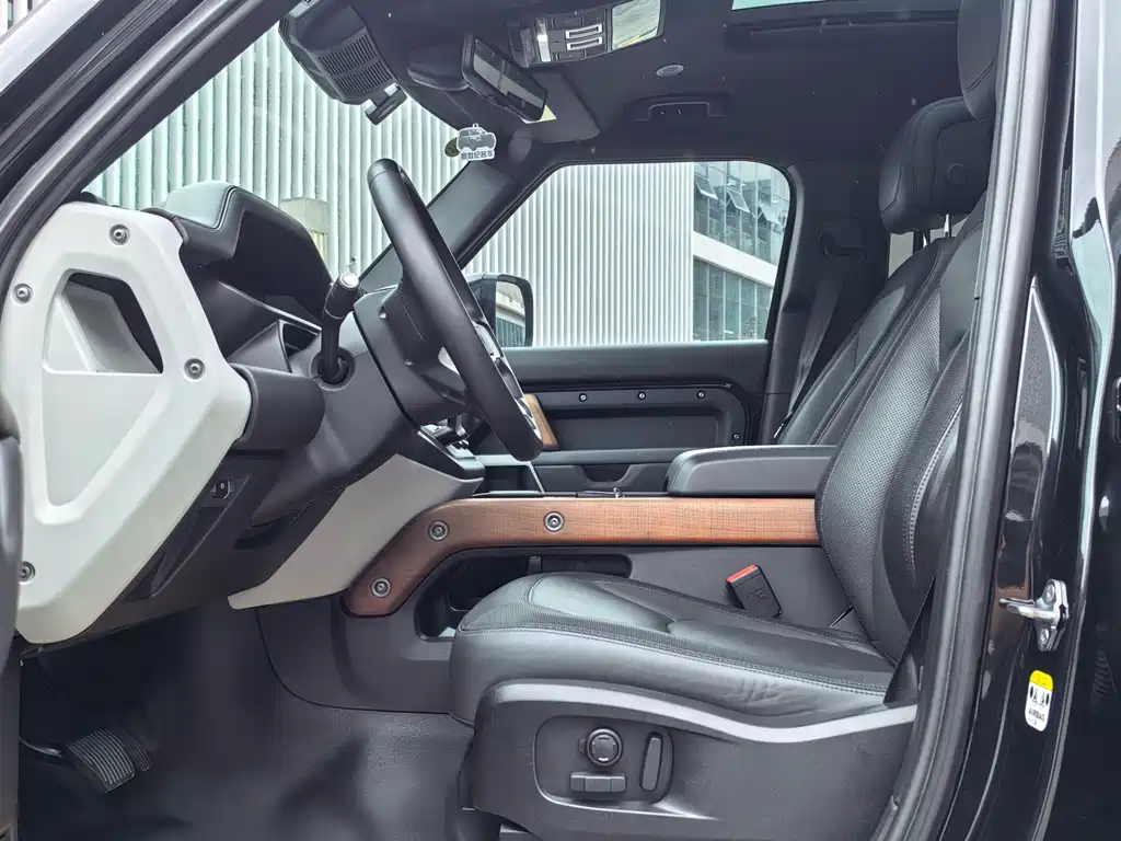 Land Rover Defender 2023