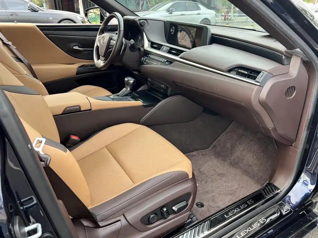 Lexus ES 2020 — фото 11