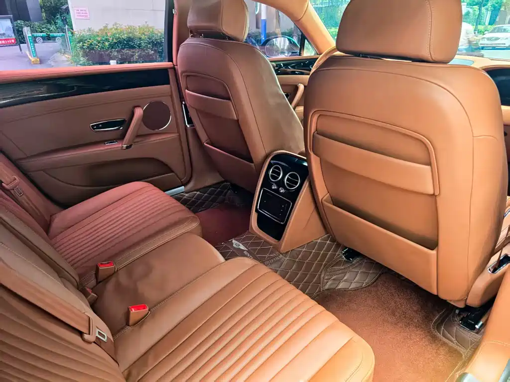 Bentley Flying Spur 2017 — фото 11