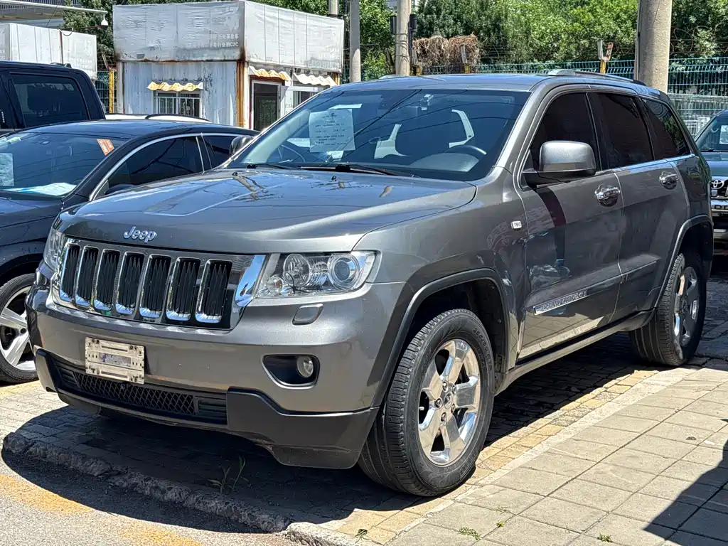 Jeep Grand Cherokee 2012 — фото 1