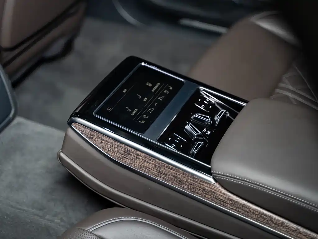 Audi A8 2023 — фото 23