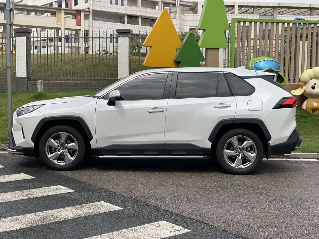 Toyota RAV4 2021 — фото 4