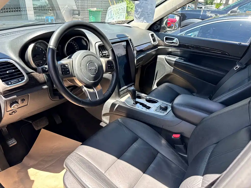 Jeep Grand Cherokee 2012 — фото 4