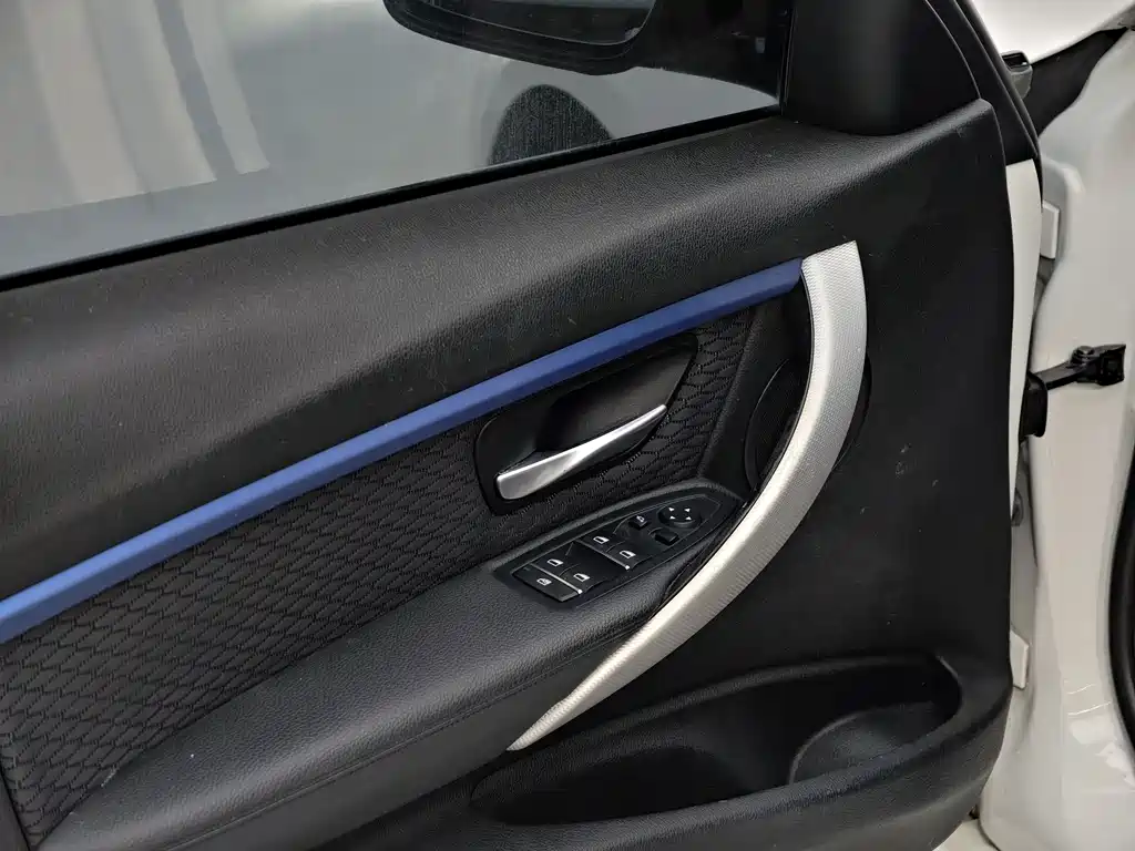 BMW 3 Series 2017 — фото 14