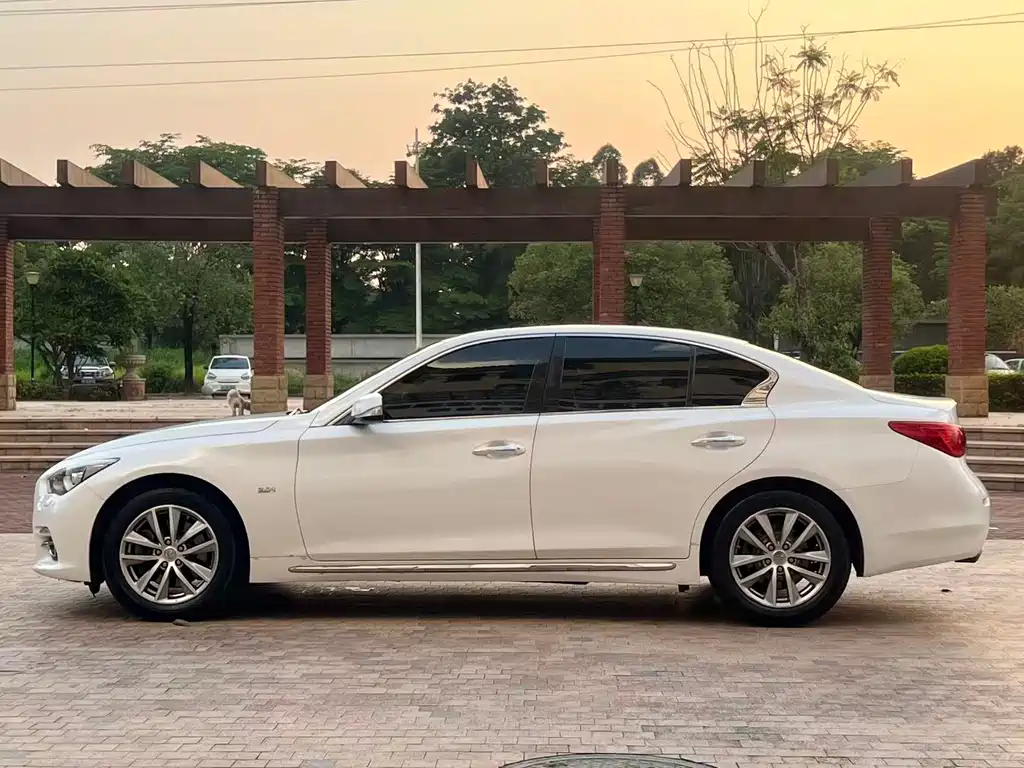 Infiniti Q50L 2015 — фото 13