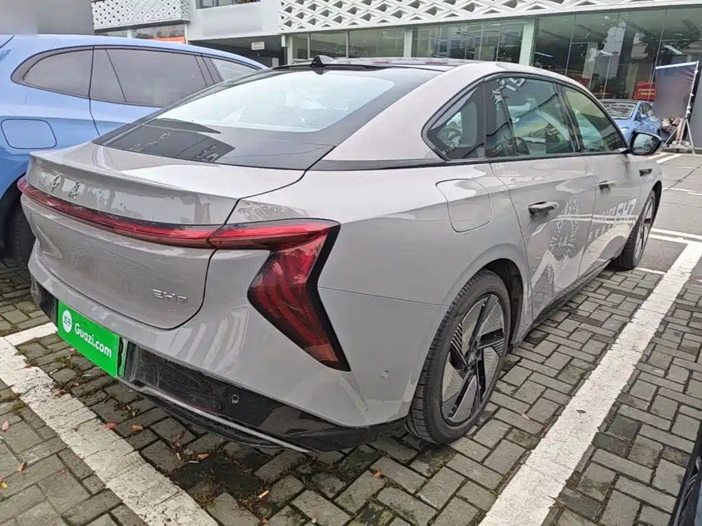 Hongqi EH7 2025
