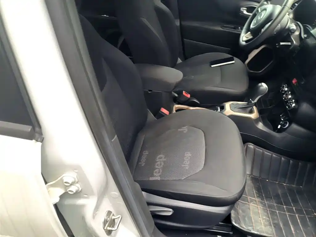 Jeep Renegade 2017 — фото 25