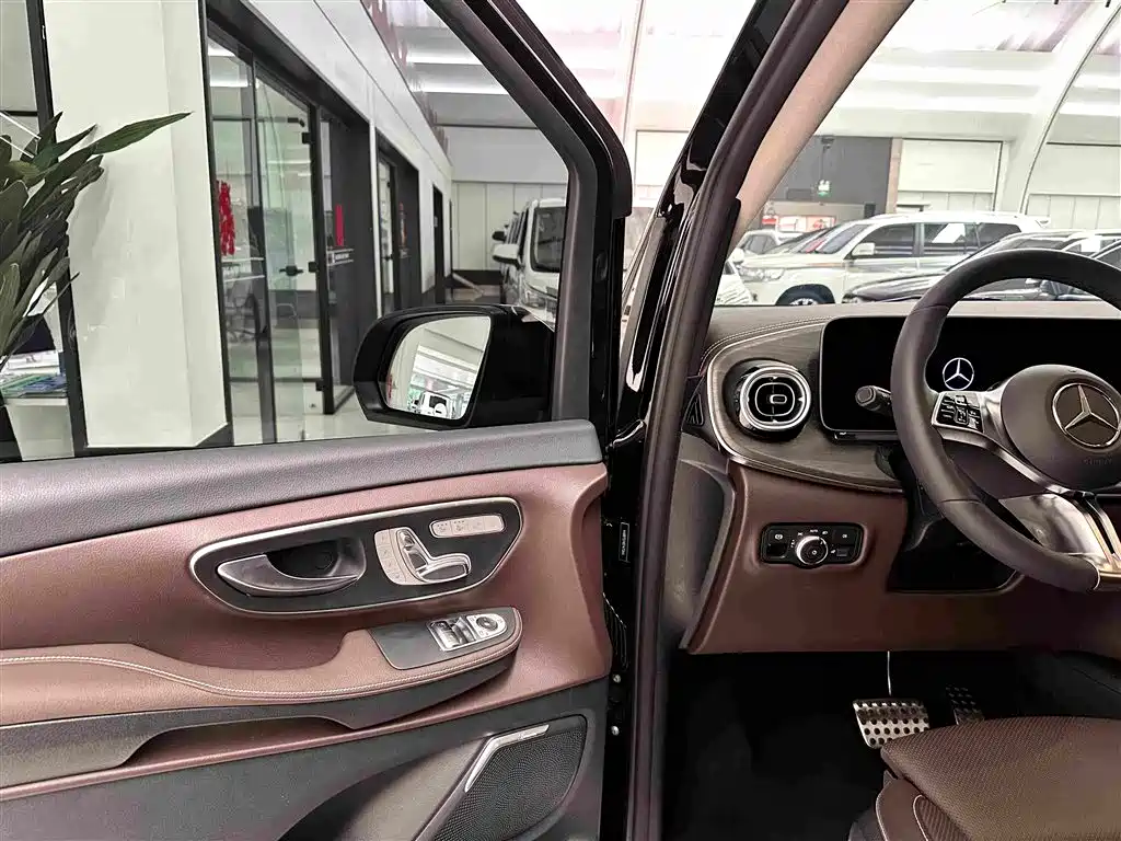 Mercedes-Benz V-Class 2025 — фото 10