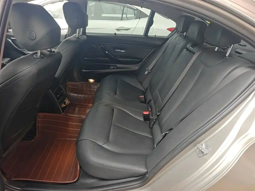 BMW 3 Series 2018 — фото 13