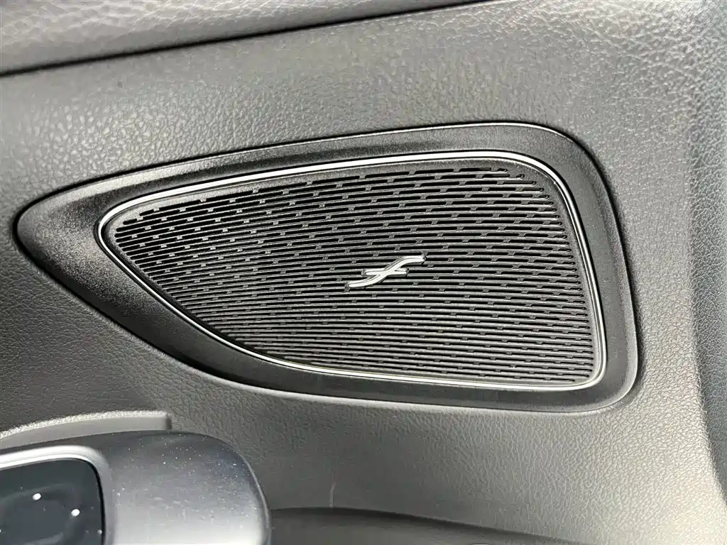 Mercedes-Benz C-Class 2024 — фото 12
