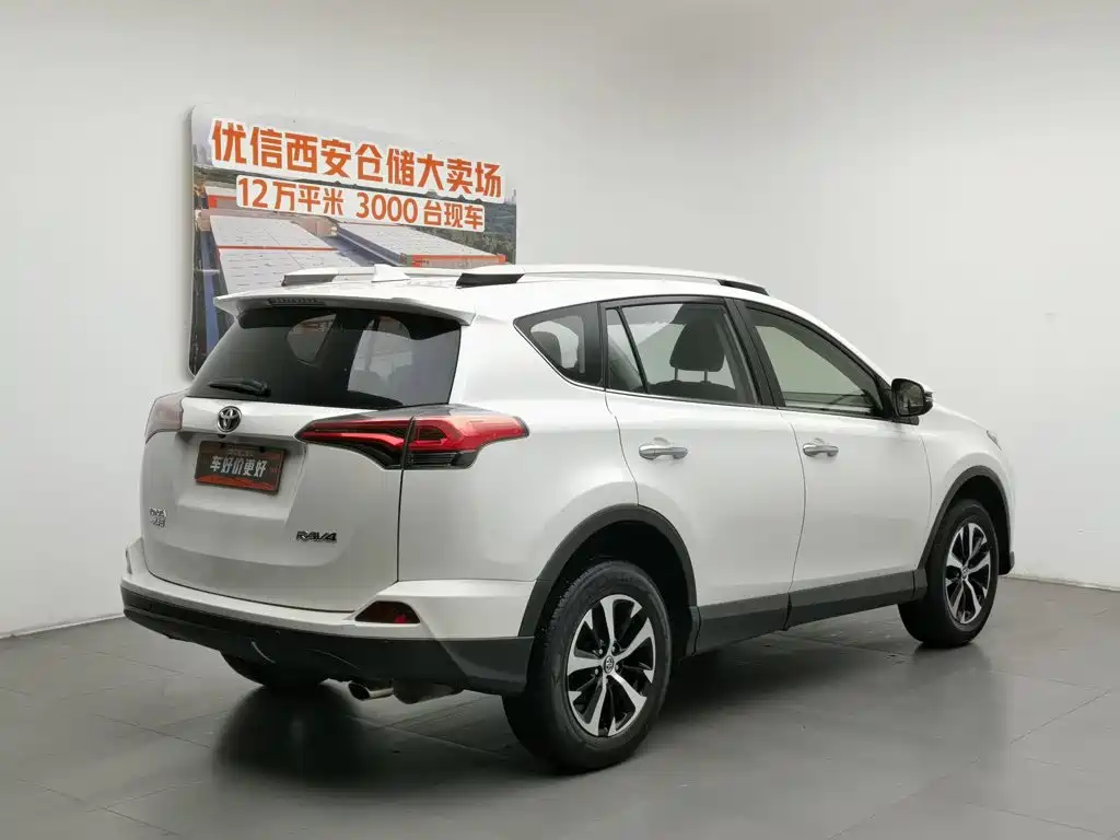 Toyota RAV4 2018 — фото 2