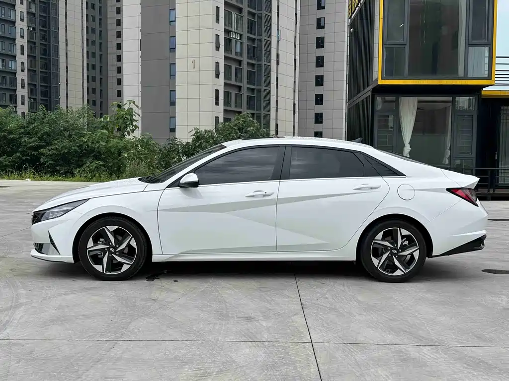 Hyundai Elantra 2023 — фото 7