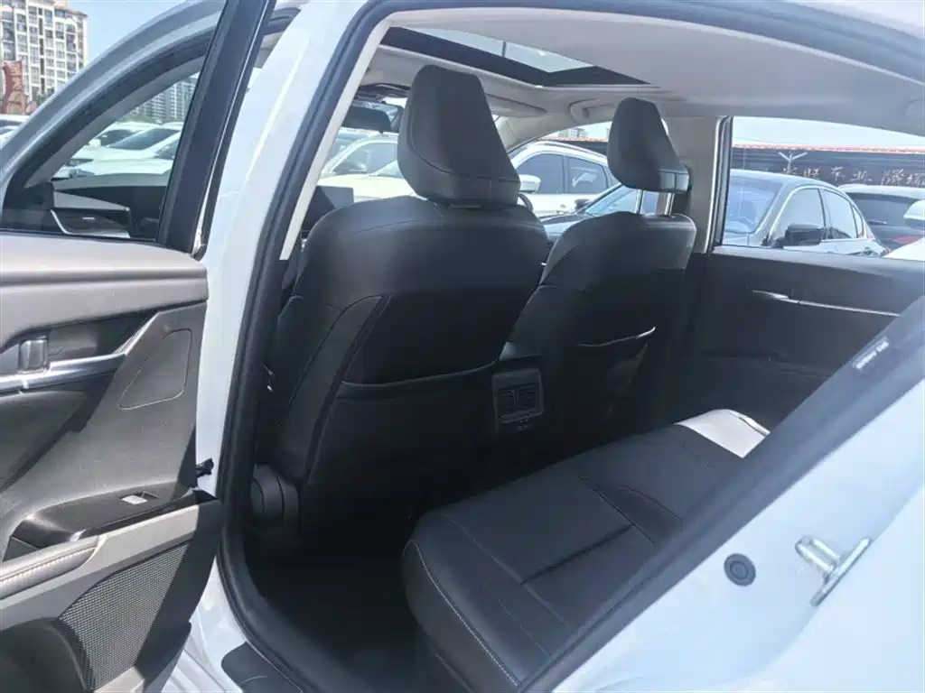 Toyota Camry 2024 — фото 15