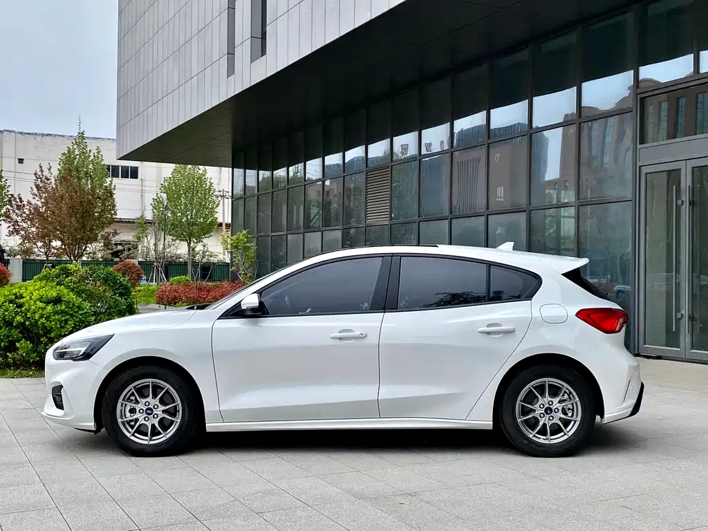 Ford Focus 2022 — фото 10