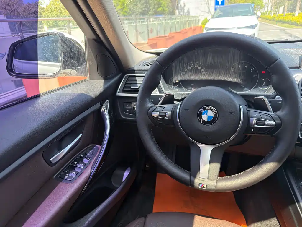 BMW 3 Series 2018 — фото 29