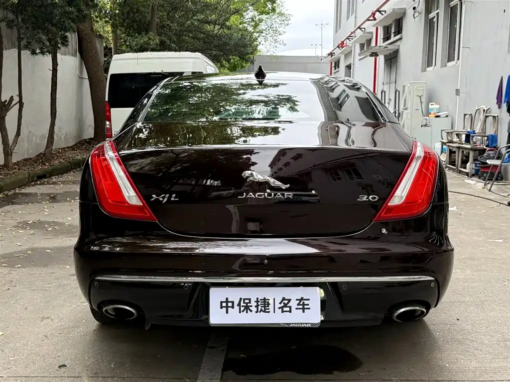 Jaguar XJ 2017 — фото 14