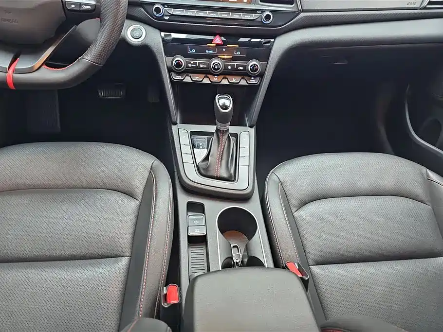 Hyundai Elantra 2020 — фото 16