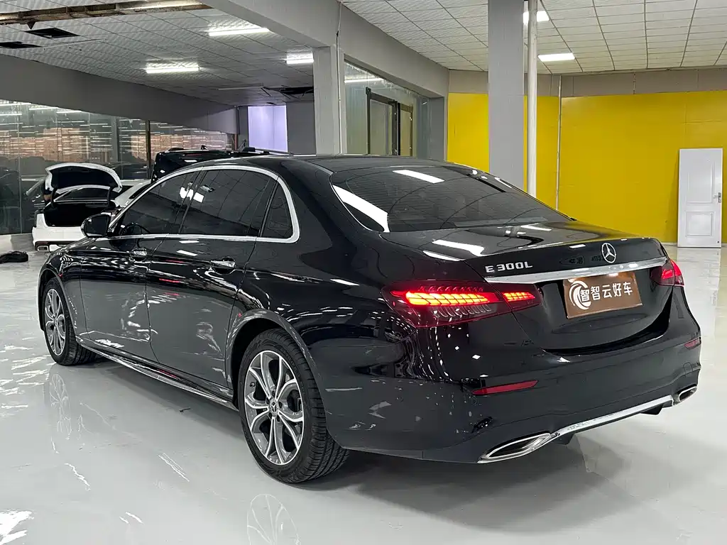 Mercedes-Benz E-Class 2023 — фото 7