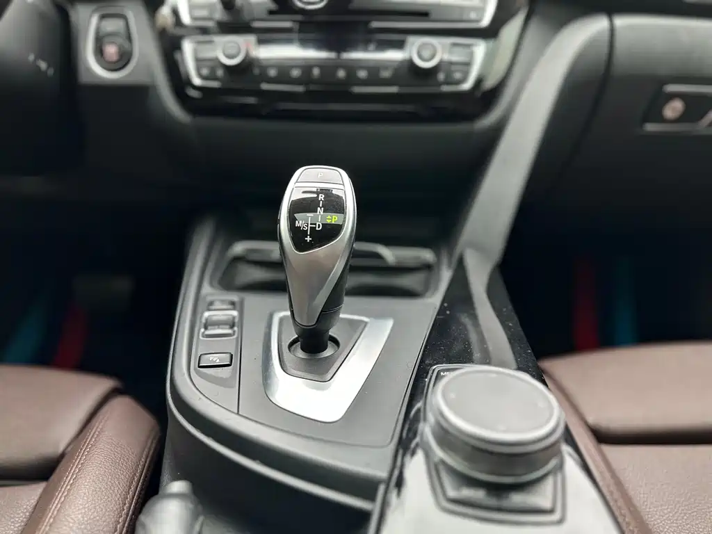 BMW 3 Series 2019 — фото 18