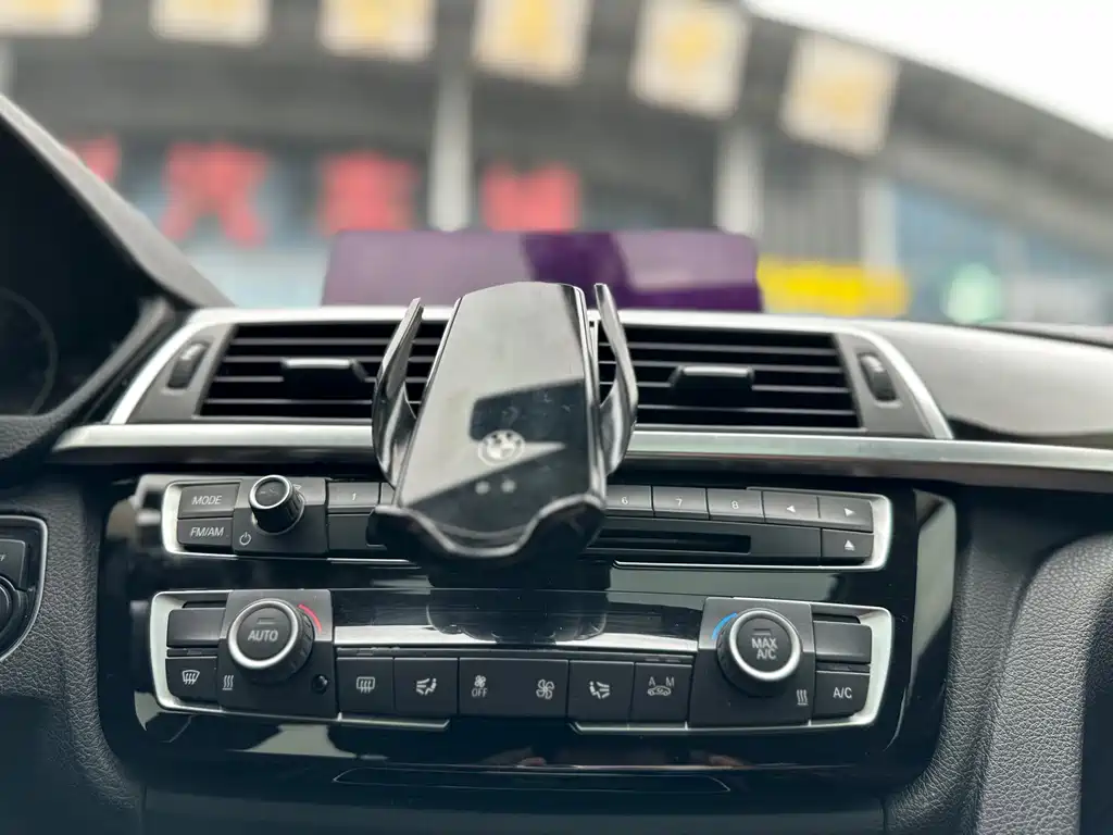 BMW 3 Series 2019 — фото 17
