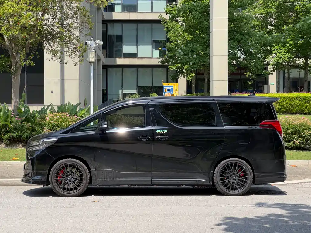 Toyota Alphard 2023 — фото 4