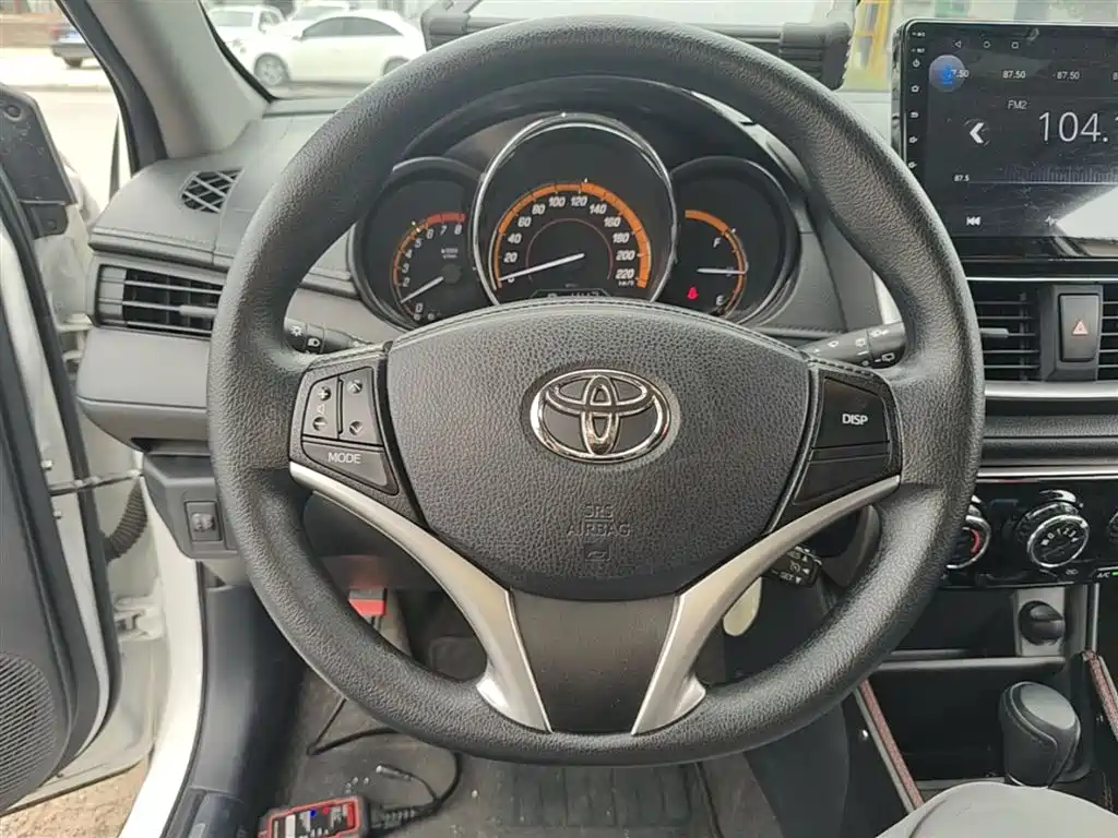 Toyota Yaris L 2022 — фото 11