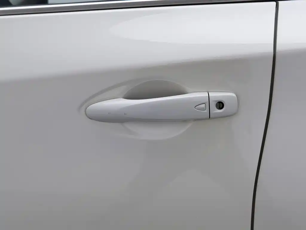 Nissan Tiida 2017 — фото 18