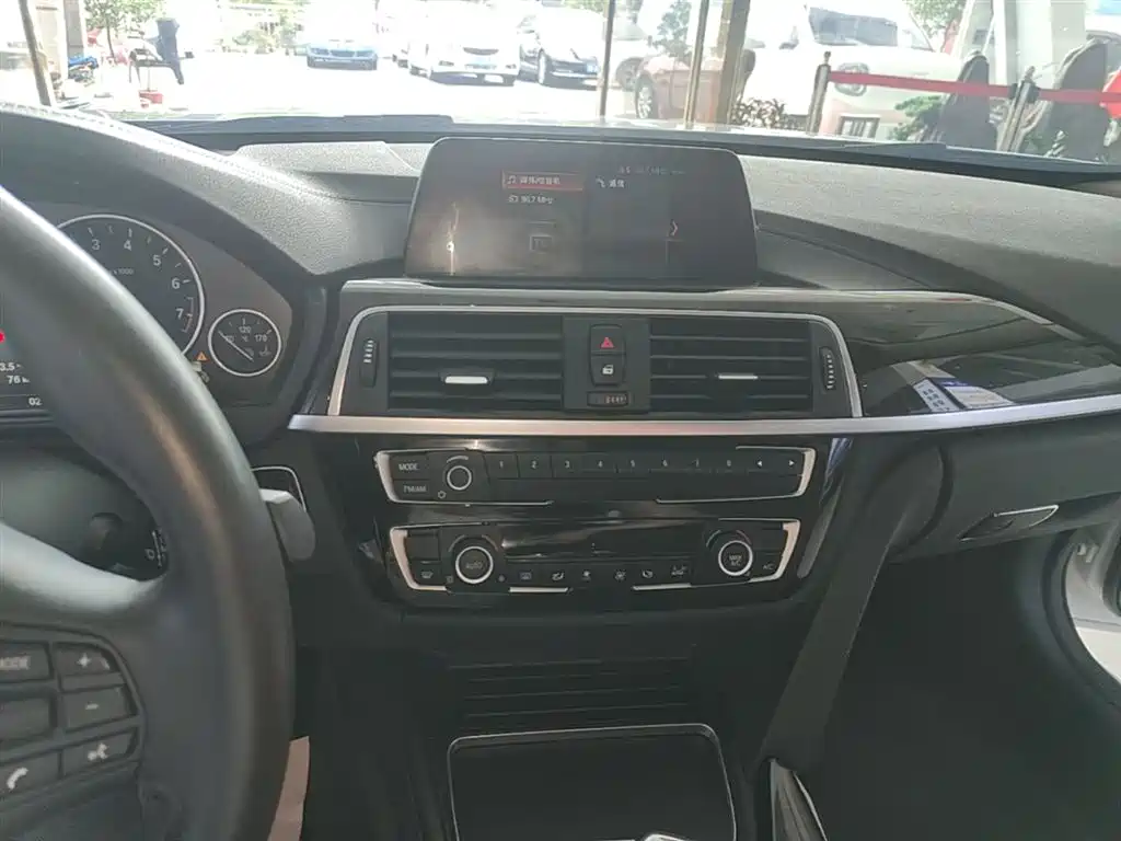 BMW 3 Series 2018 — фото 13