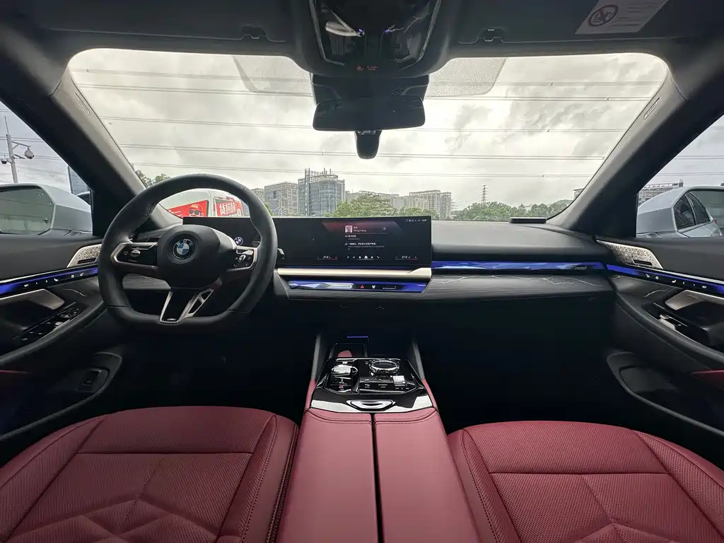 BMW 5 Series 2025 — фото 10