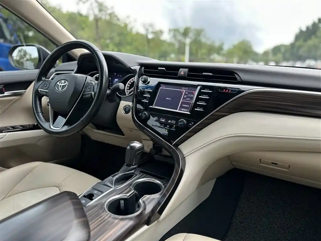 Toyota Camry 2018 — фото 9
