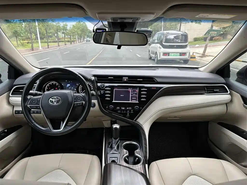 Toyota Camry 2018 — фото 8