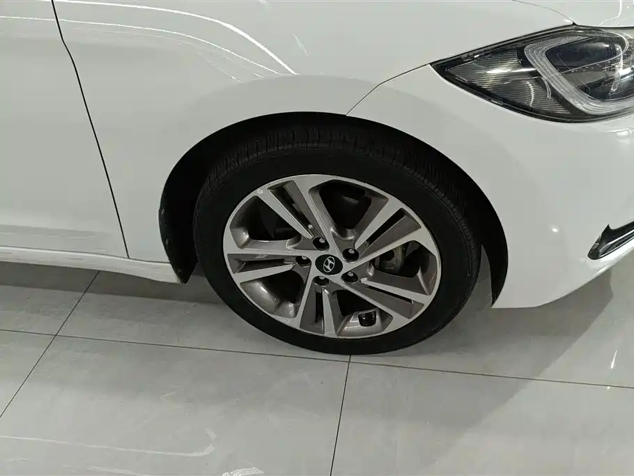 Hyundai Elantra 2018 — фото 6