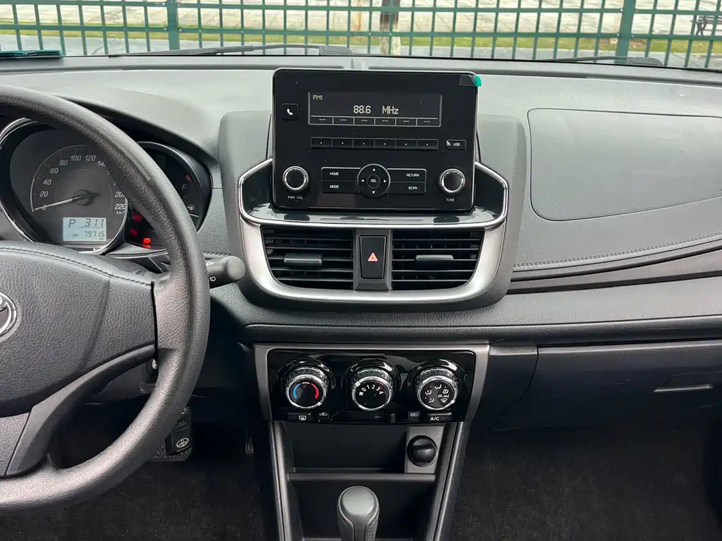 Toyota Yaris L 2021 — фото 13