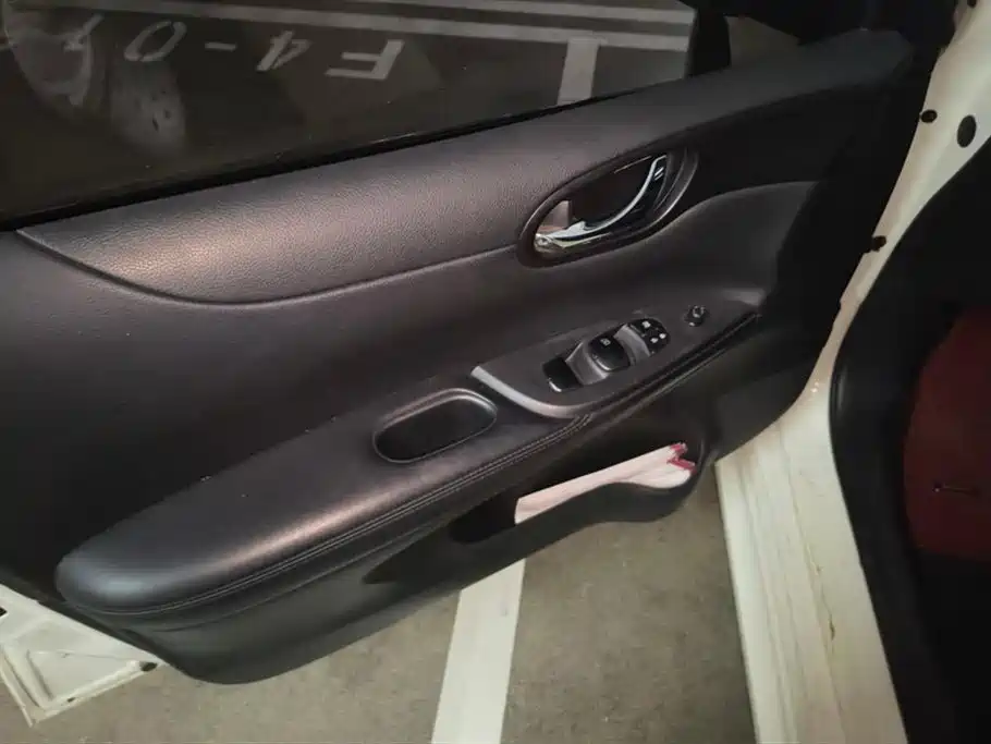 Nissan Tiida 2015