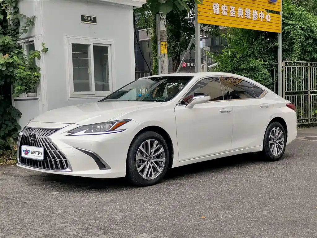 Lexus ES 2021 — фото 1