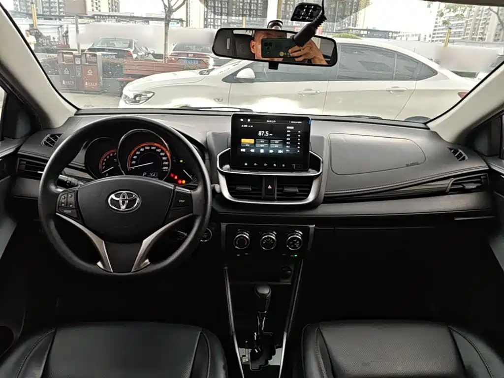Toyota Yaris L 2019 — фото 10