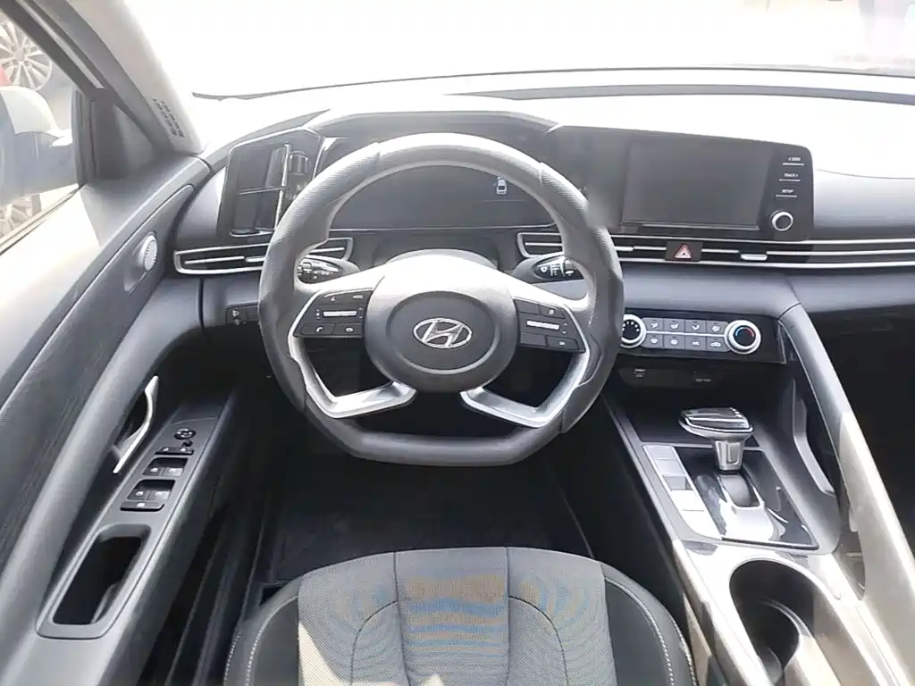 Hyundai Elantra 2023 — фото 11
