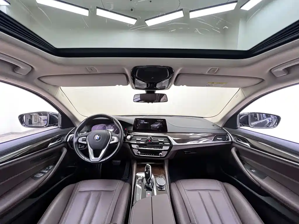 BMW 5 Series 2019 — фото 11