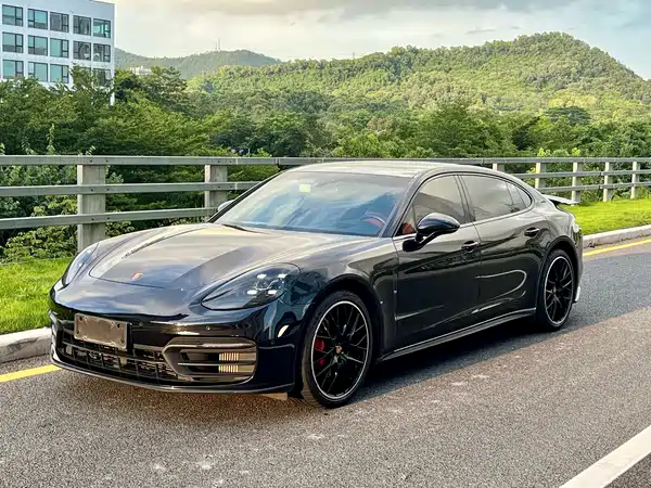 Porsche Panamera 2021