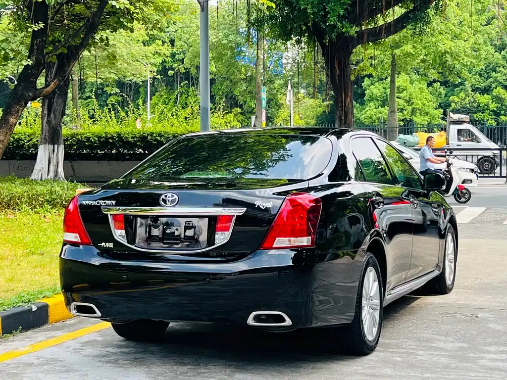 Toyota Crown 2011