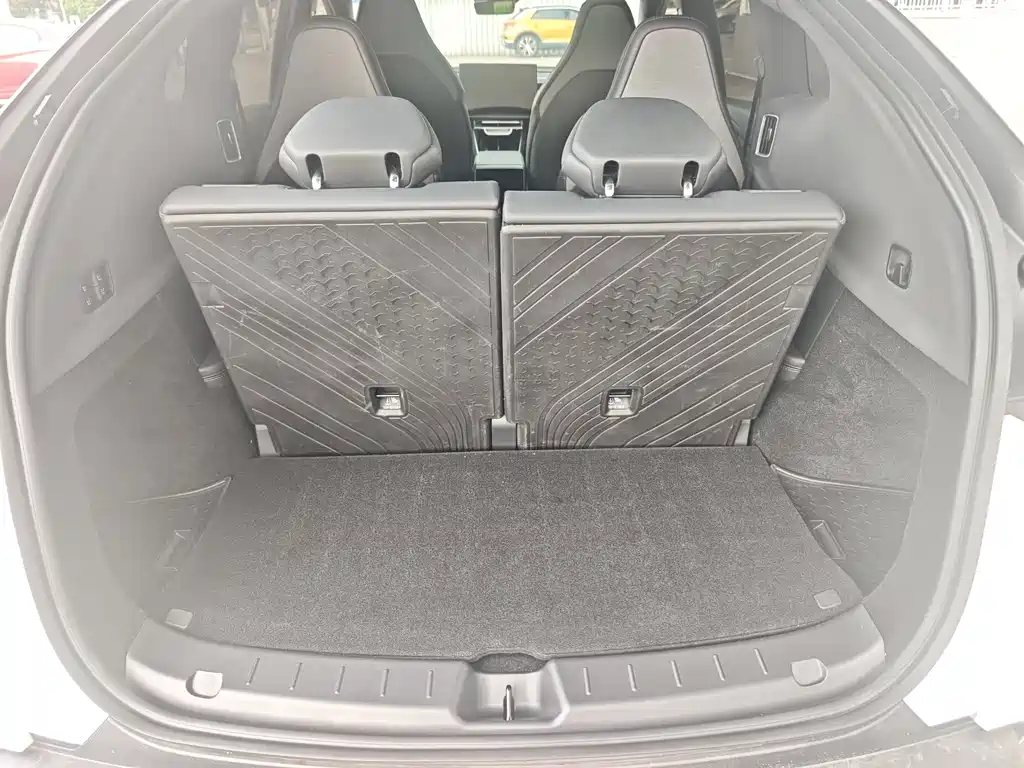 Tesla Model Y L 2025 — фото 10