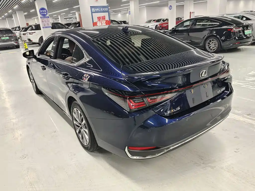 Lexus ES 2025