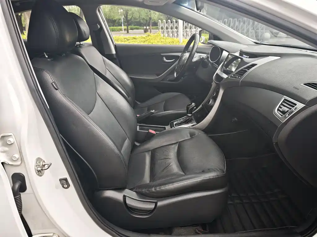 Hyundai Elantra 2016 — фото 10