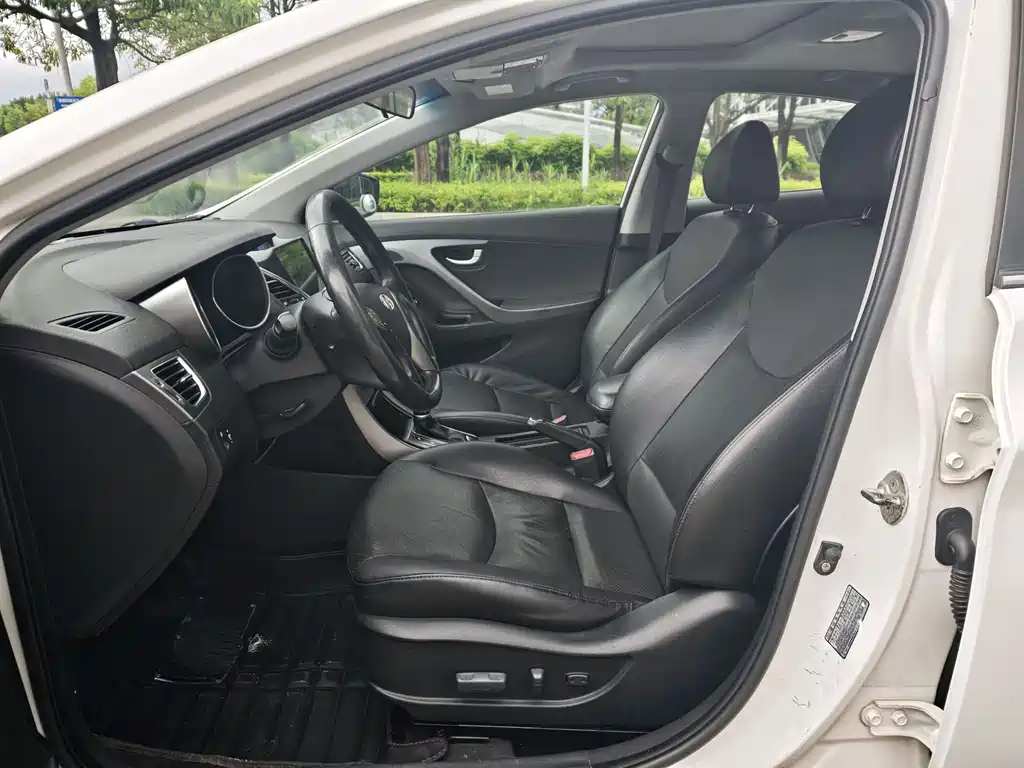 Hyundai Elantra 2016 — фото 8