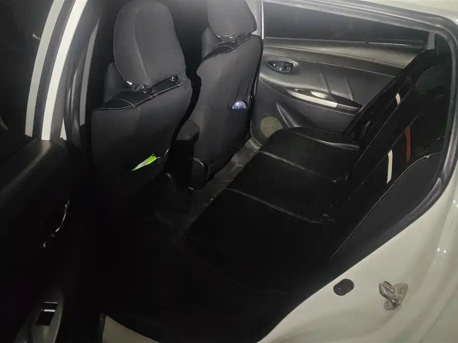 Toyota Yaris L 2015 — фото 11