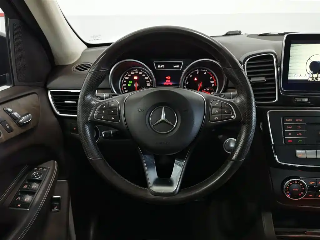 Mercedes-Benz GLE 2015 — фото 11