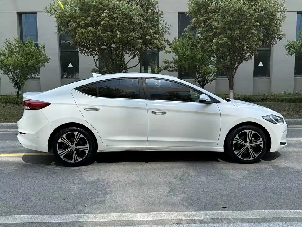Hyundai Elantra 2018 — фото 8