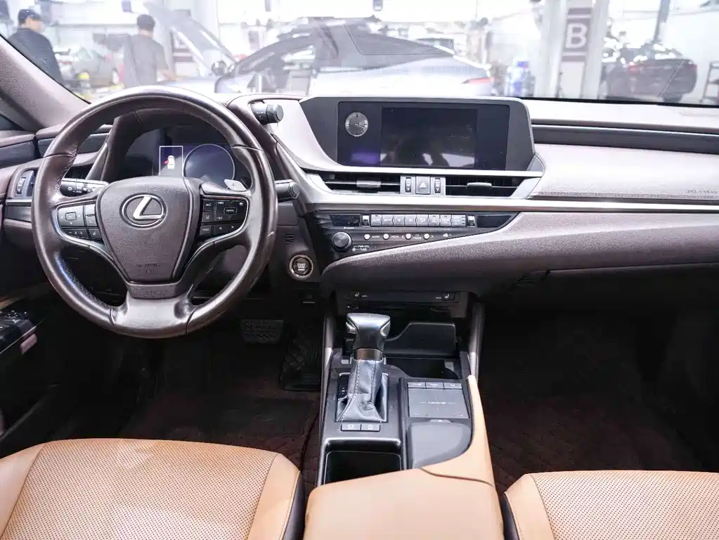 Lexus ES 2020 — фото 23